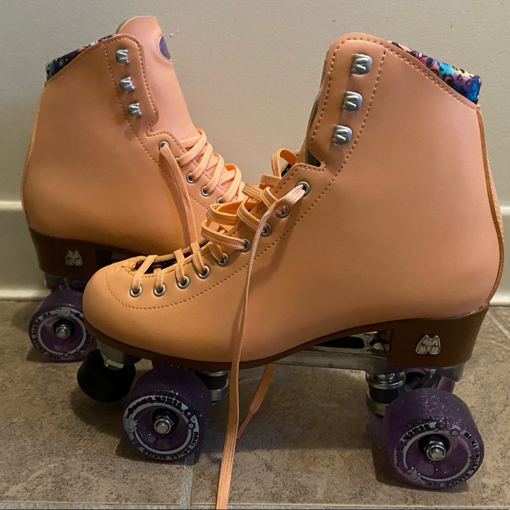 Moxi Beach Bunny Roller Skates - Peach